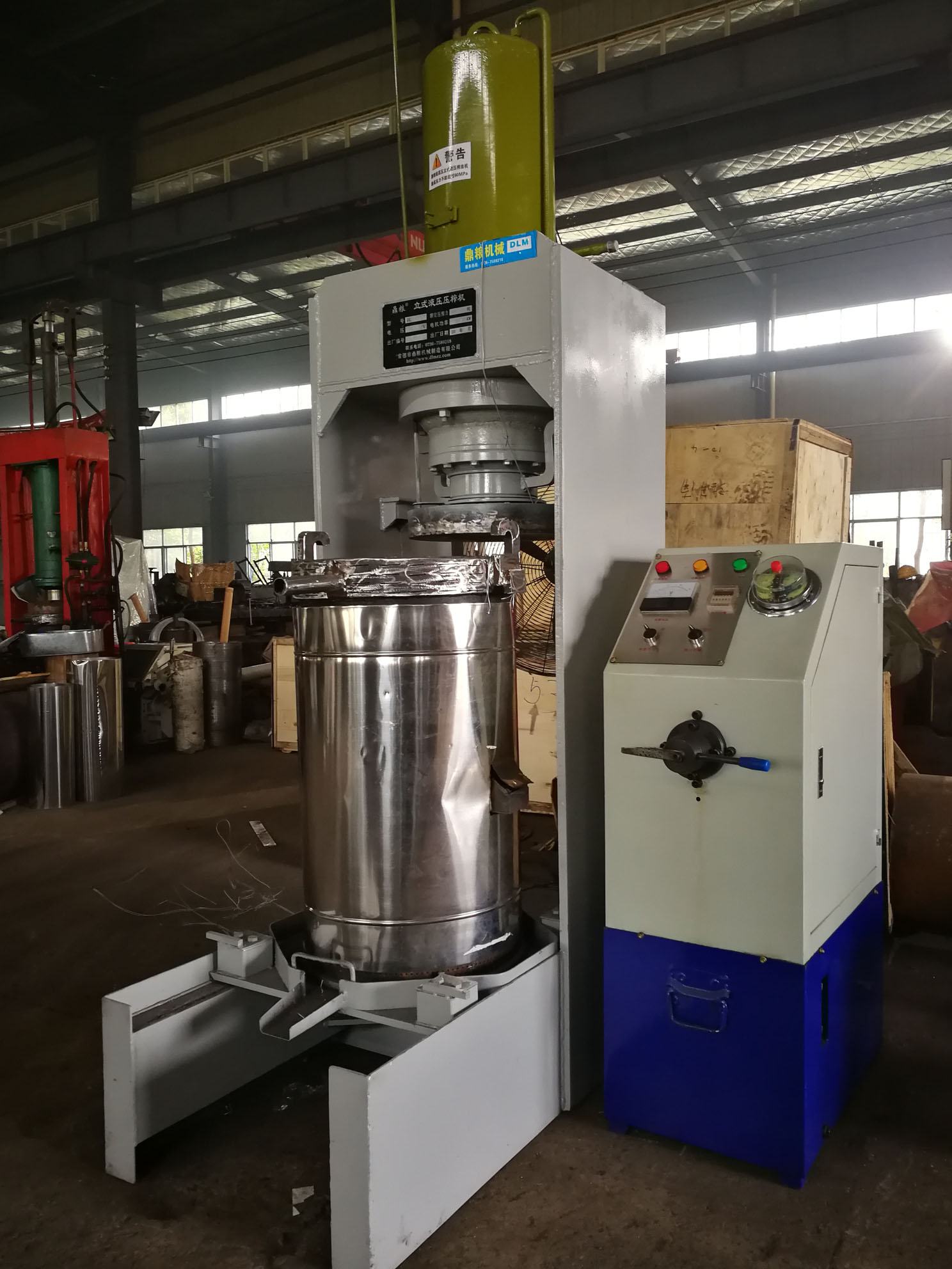 不銹鋼超高壓立式液壓壓榨機(jī)，果汁壓榨機(jī)，果渣壓榨機(jī)，藥材壓榨，油渣處理，白土壓榨